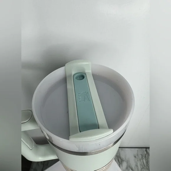 Stanley FlowState Quencher H2.0 Tumbler / 40oz / Color: Mist - Picture 8 of 12